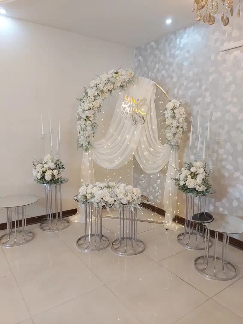 بک گراند بله برون با گل آرایی