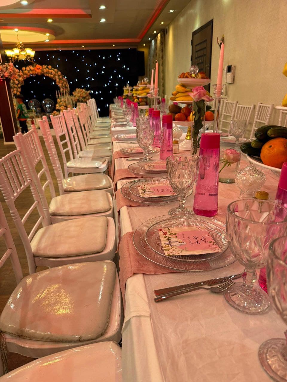 صندلی شیواری سفید و میز فلزی با رومیزی ساتن