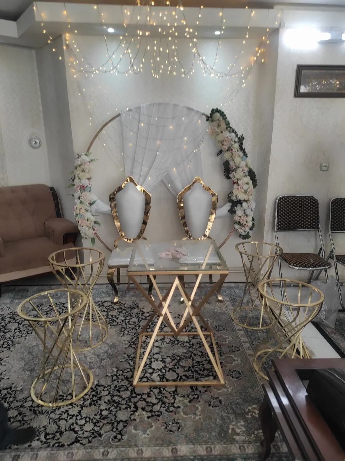 بک گراند بله برون با گل آرایی