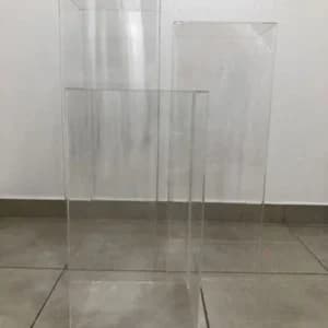 اجاره میز پلکسی؛ انتخابی مدرن برای دکور مراسم و گل‌آرایی
